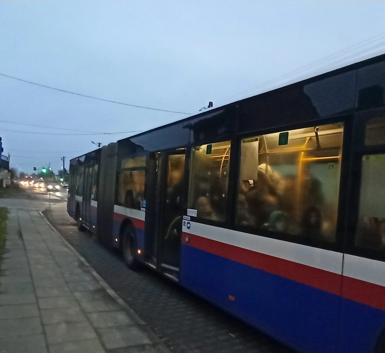 Radny Dębski kontroluje i stwierdza: wszyscy uczniowie mieszczą się w autobusie