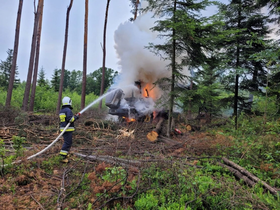 Maszyna leśna stanęła w płomieniach