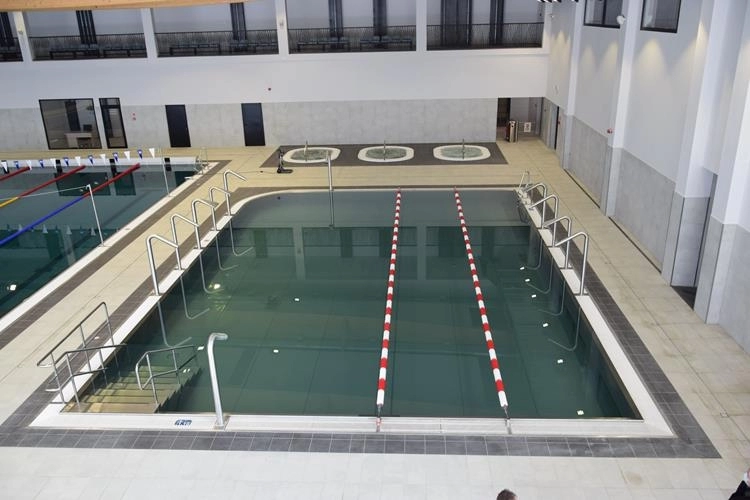 Obsługa nowego basenu w Radomsku kompletowana. Termin otwarcia – nie wiadomo