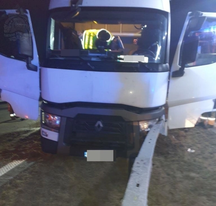 [AKTUALIZACJA] Śmiertelny wypadek na A1. Kierowca ciężarówki najprawdopodobniej zasłabł i uderzył w bariery