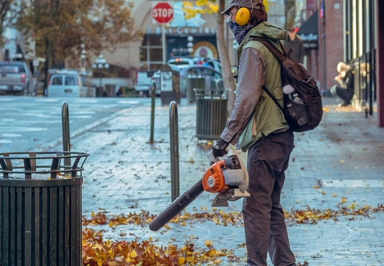 RAS chce wprowadzenia zakazu używania w Radomsku dmuchaw do sprzątania liści