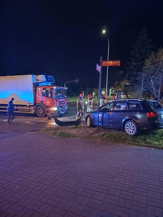 [WIDEO] Na skrzyżowaniu ul. Piastowskiej i Tysiąclecia w Radomsku doszło do wypadku. 20-letnia kobieta została przewieziona do szpitala