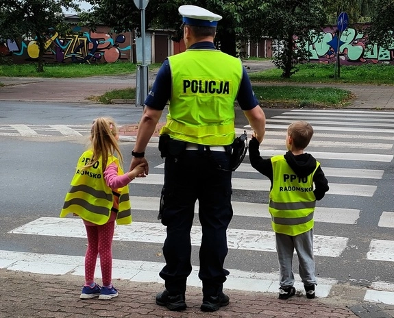 Policjanci uczą, jak bezpiecznie pokonywać drogę do szkoły