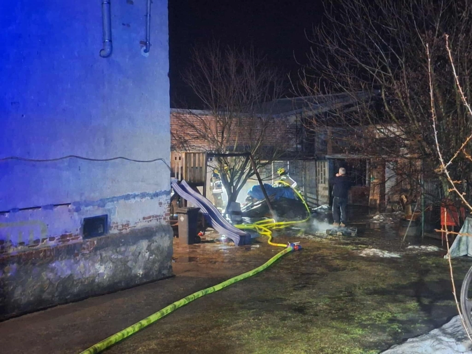 Pożar drewna w Kamieńsku. Przyczyną gorący popiół