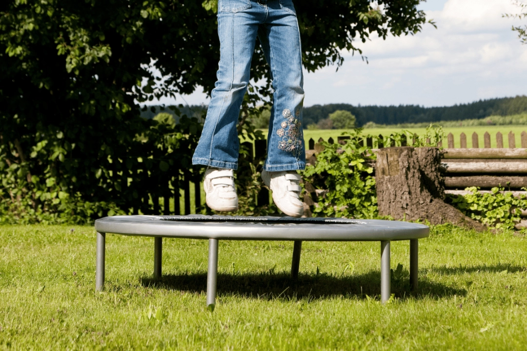 Bezpieczne korzystanie z trampoliny ogrodowej: zabawa bez ryzyka