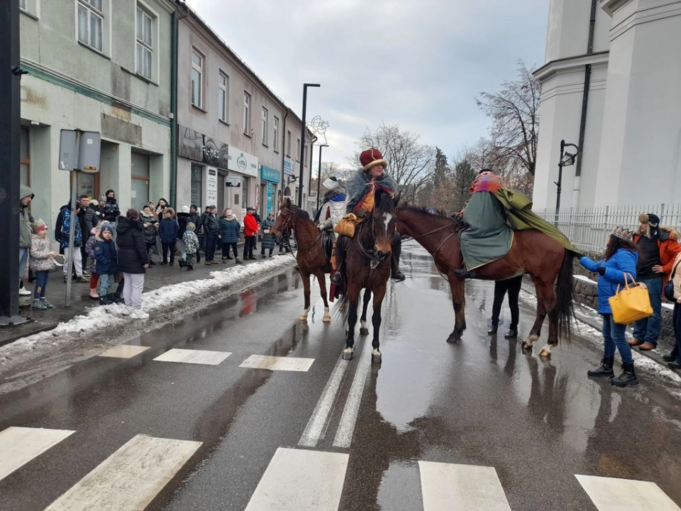 [WIDEO] Orszak Trzech Króli 2025 w Radomsku. „Kłaniajcie się królowie!”