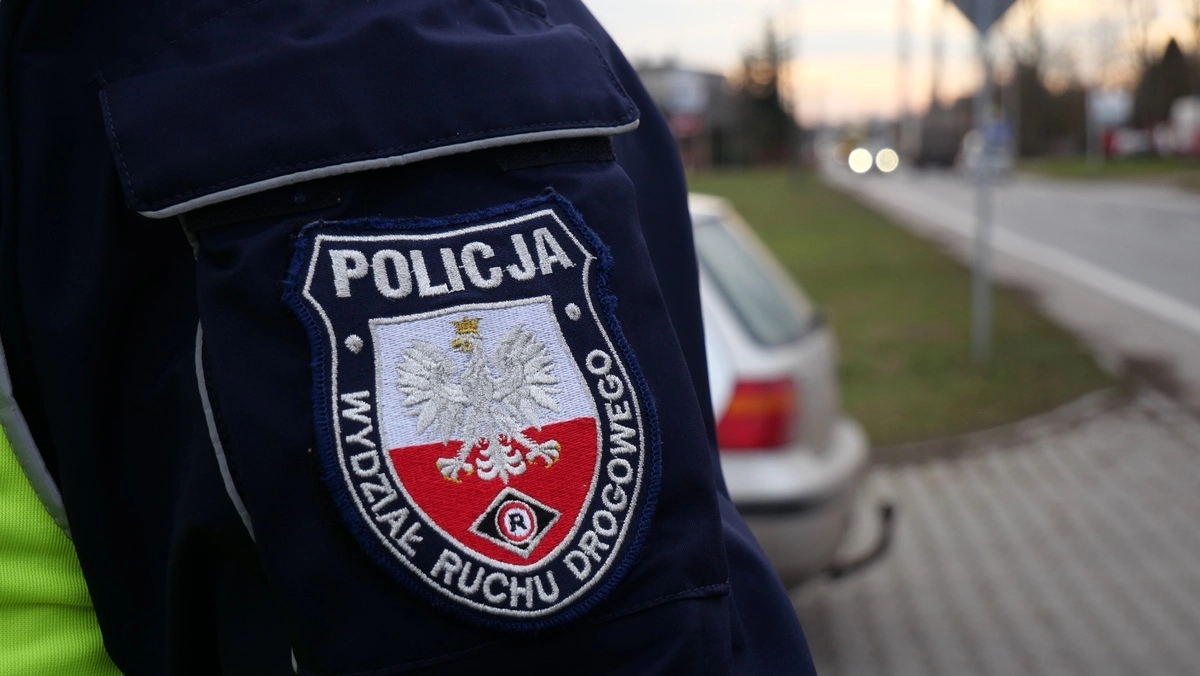 Mrugał światłami, by ostrzec innych przed policją. Sam nie miał prawa jazdy
