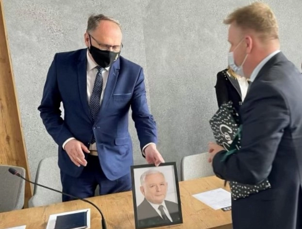 Łukasz Więcek przekazał prezydentowi Ferencowi portret Jarosława Kaczyńskiego