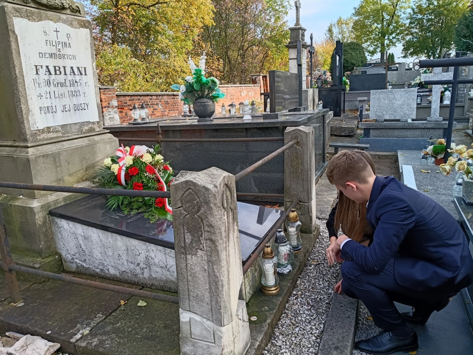 Społeczność I LO w Radomsku apeluje o pomoc w renowacji grobu Feliksa Fabianiego