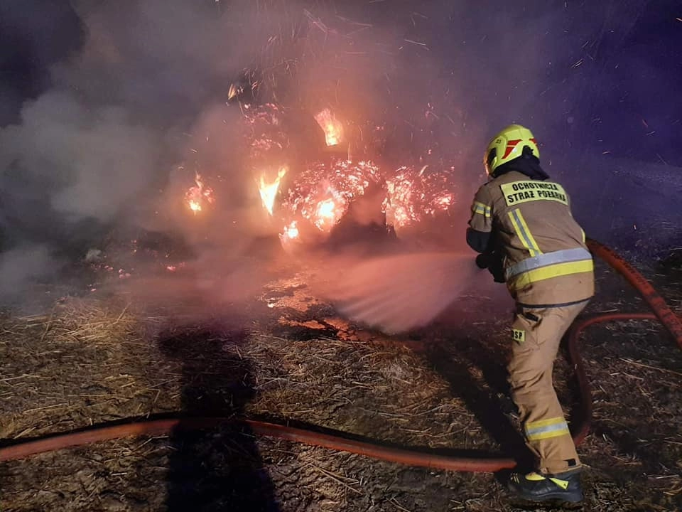 Strażacy gasili płonące baloty w Danielowie
