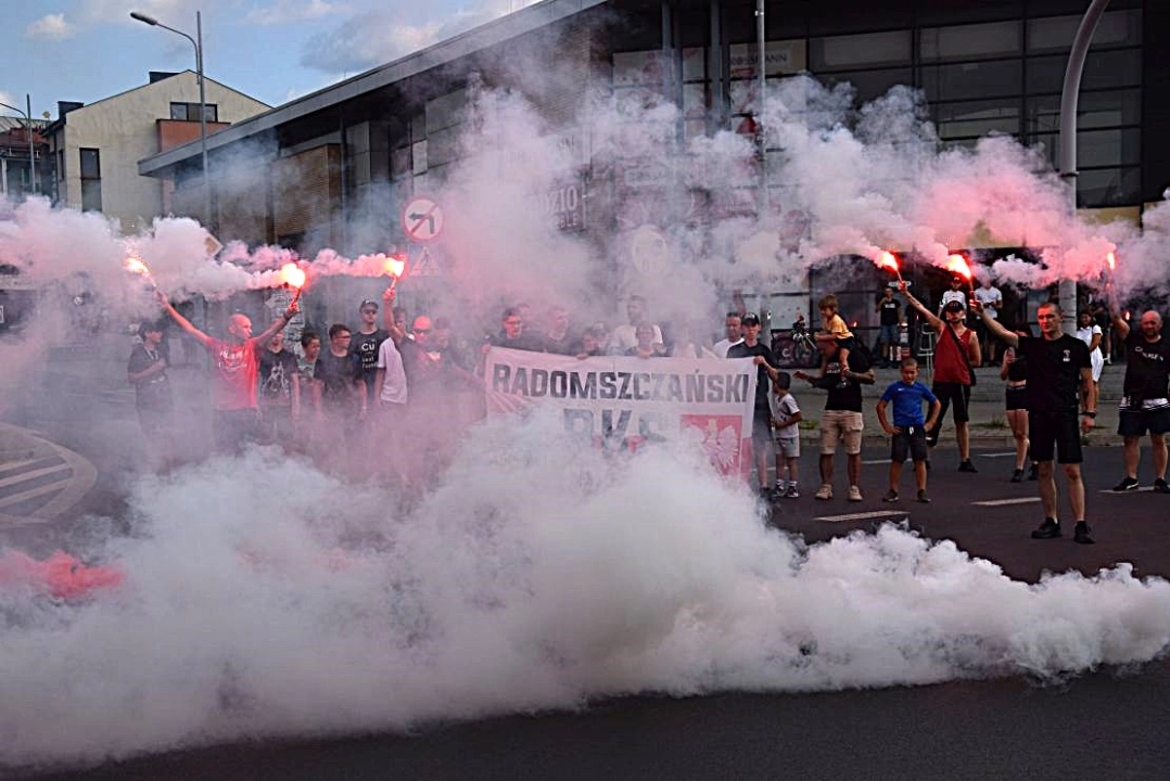 [WIDEO] Kibice RKS Radomsko oddają cześć dzielnym powstańcom warszawskim