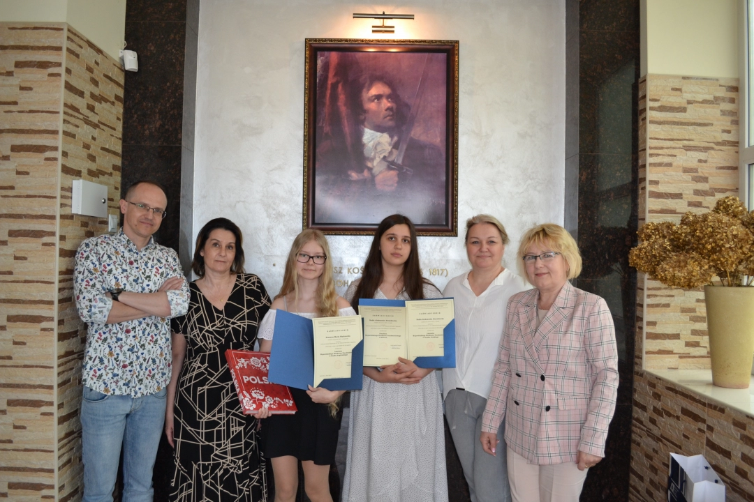Uczennice PSP 2 w Radomsku z nagrodami Kuratora Oświaty