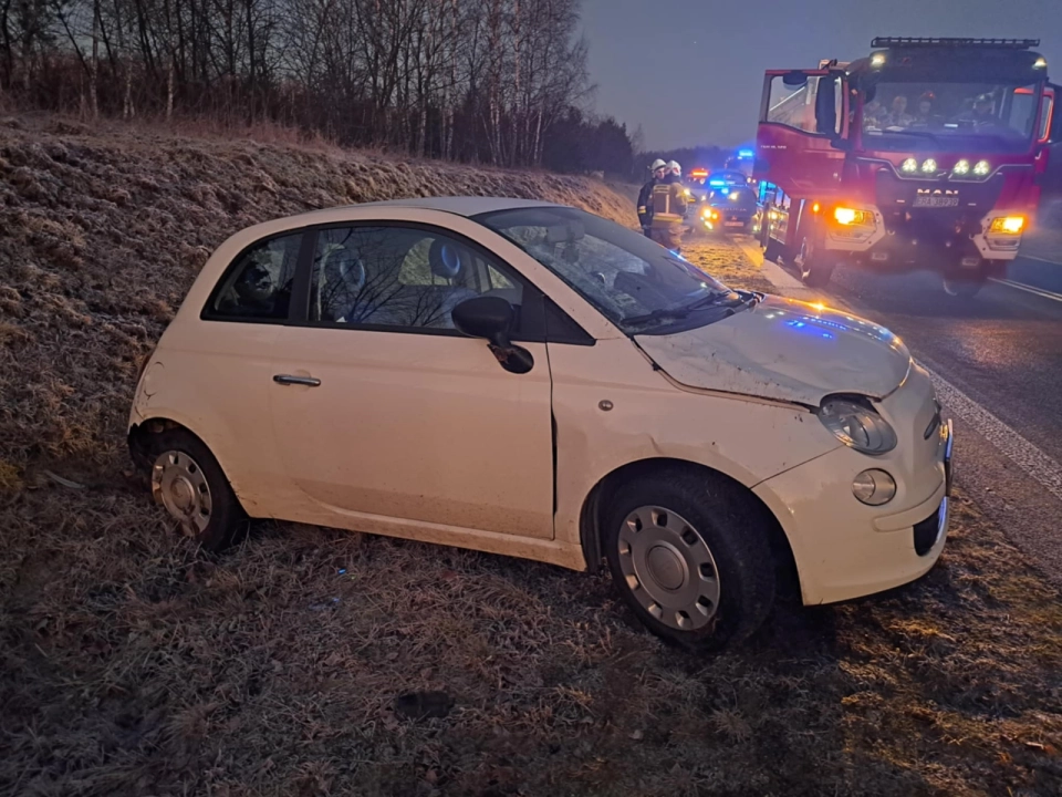 Wypadek na obwodnicy Radomska. 29-latka jazdę zakończyła w rowie