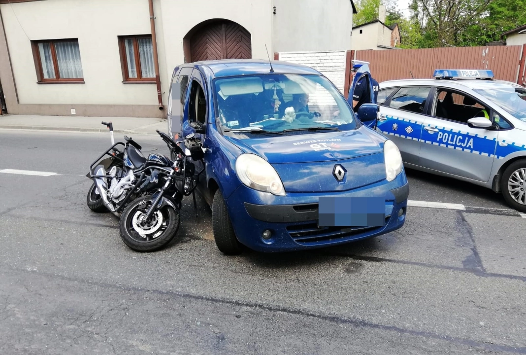 W Kamieńsku doszło do wypadku z udziałem motocykla i samochodu osobowego. Jedna osoba ranna