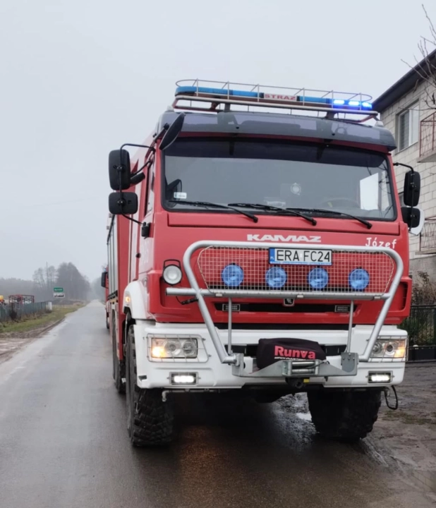 Pożar sadzy w kominie w Budzowie. Szybka interwencja straży pożarnej