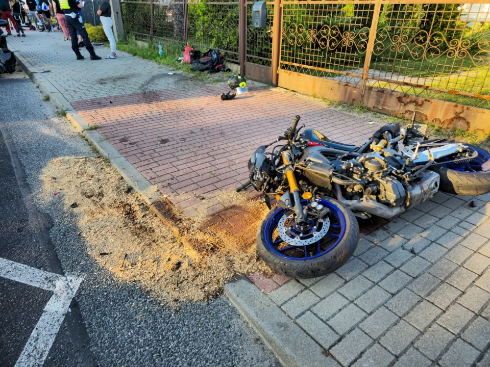 Zderzenie motocykla z toyotą na ul. Słowackiego w Kamieńsku