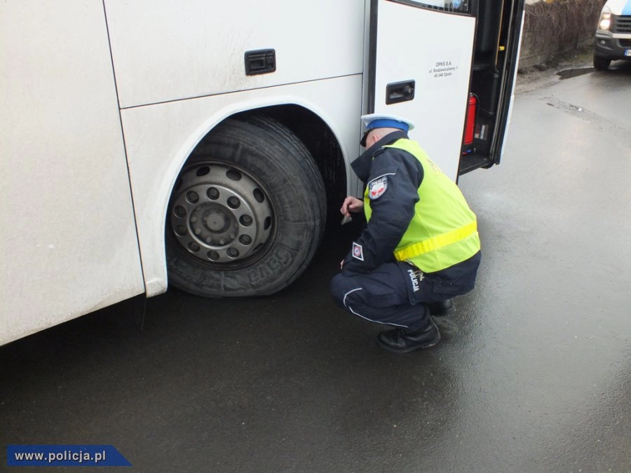 Policjanci skontrolują autobusy wiozące dzieci na ferie zimowe