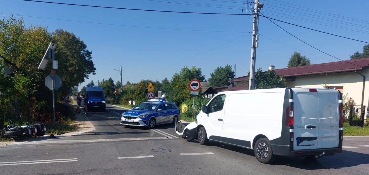 [WIDEO] Kierowca renault zignorował znak STOP w Okrajszowie. Poszkodowany motocyklista