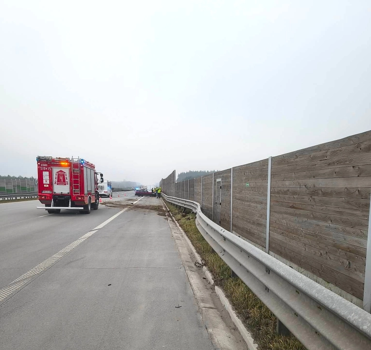 Zderzenie busa z osobówką na autostradzie A1 w gminie Dobryszyce