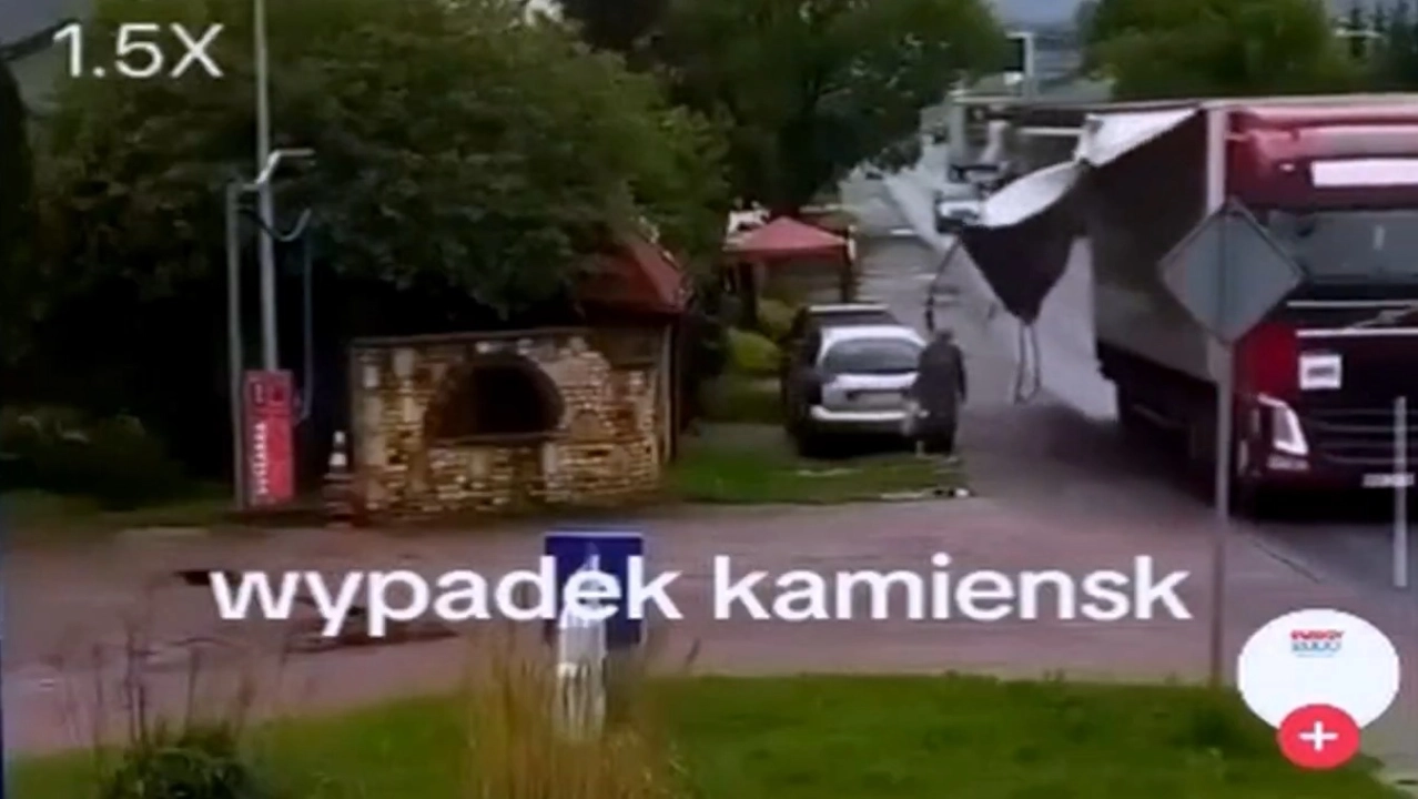 Koszmar o świcie. Pas z ciężarówki powalił kobietę na chodniku w Kamieńsku