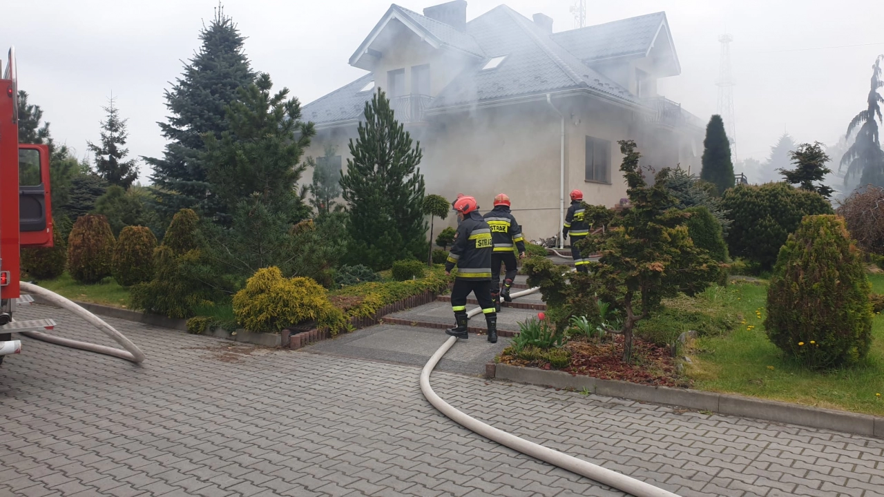 Pożar domu w Gidlach. Kobieta ewakuowana z balkonu