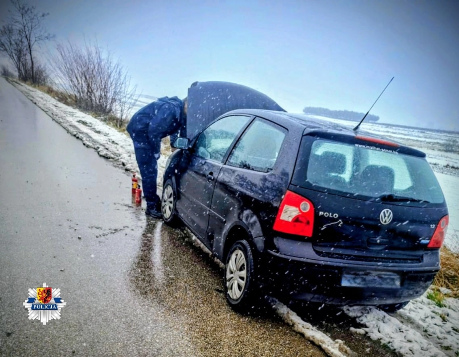 Nagła awaria samochodu zakończona pożarem. Interweniowali dzielnicowi