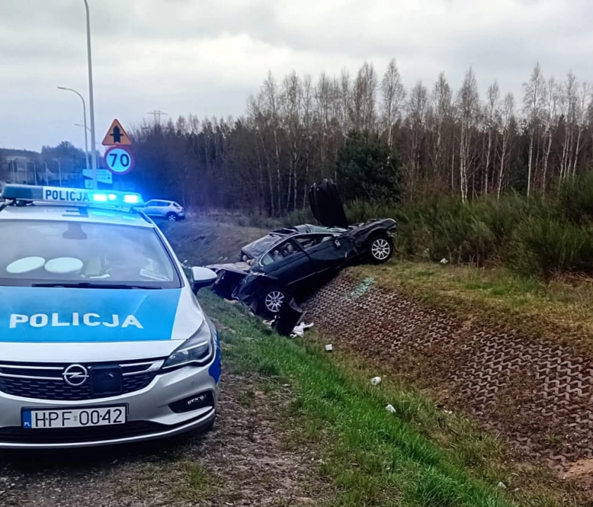 Dachowanie w Szpinalowie. 60-latek nie dostosował prędkości do warunków na drodze