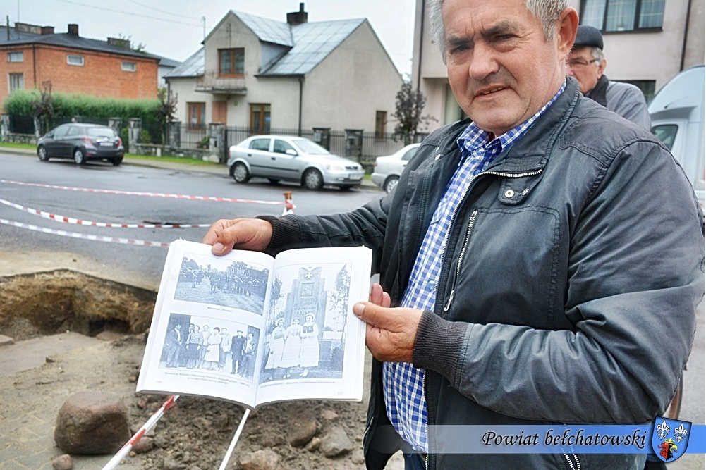 Pow. bełchatowski: pomnik Józefa Piłsudskiego odkopany po 80 latach przez strażaków