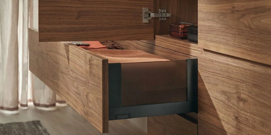 Piękno to nie wszystko. Jak markowe okucia i obrzeża definiują prawdziwą trwałość mebli na wymiar?