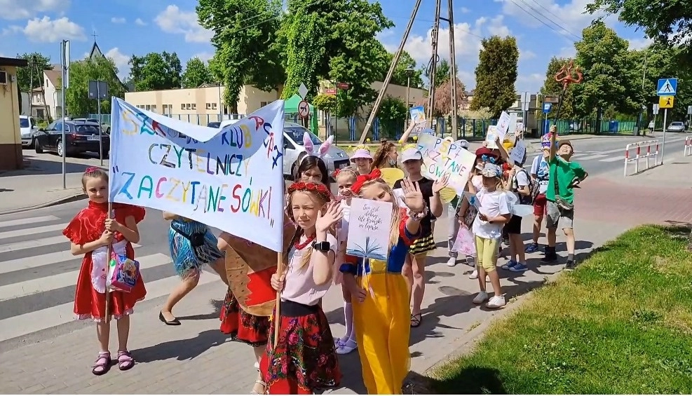 „Siódemka” w Radomsku promuje czytelnictwo – happening szkolnego klubu czytelniczego