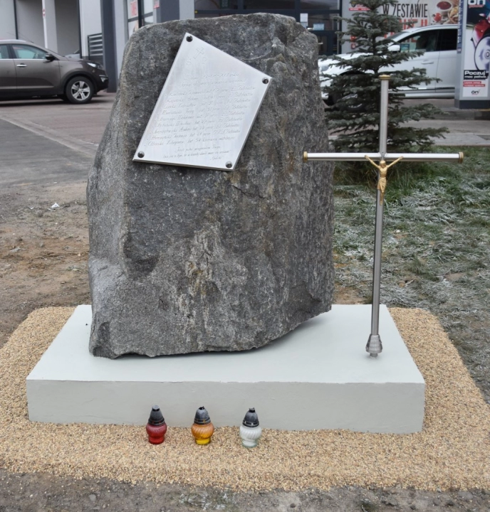 Kamieńsk: Obelisk upamiętniający ofiary wypadku z 2001 roku został przeniesiony w inne miejsce