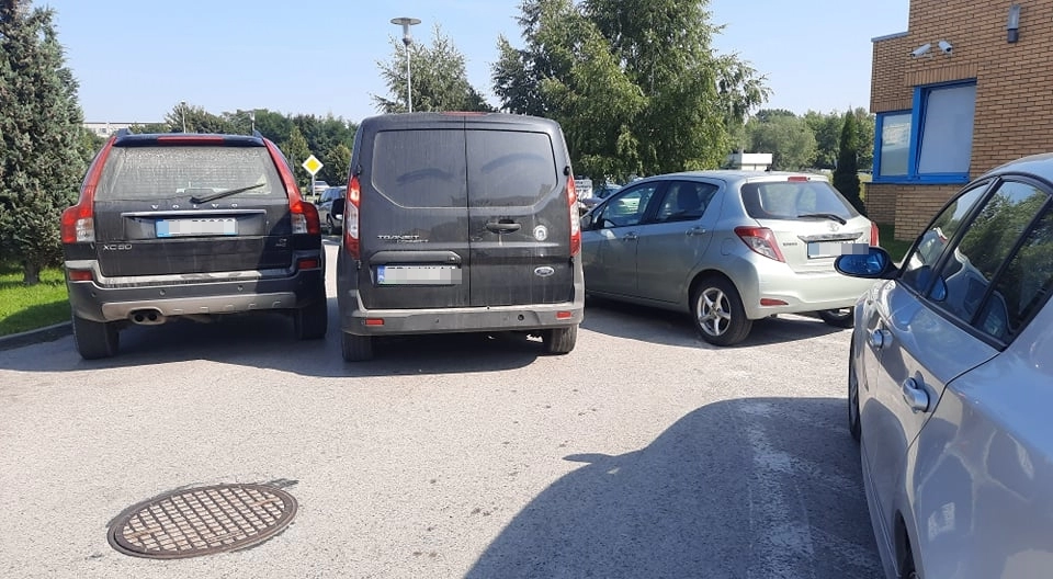 Bezmyślne parkowanie na terenie szpitala w Radomsku