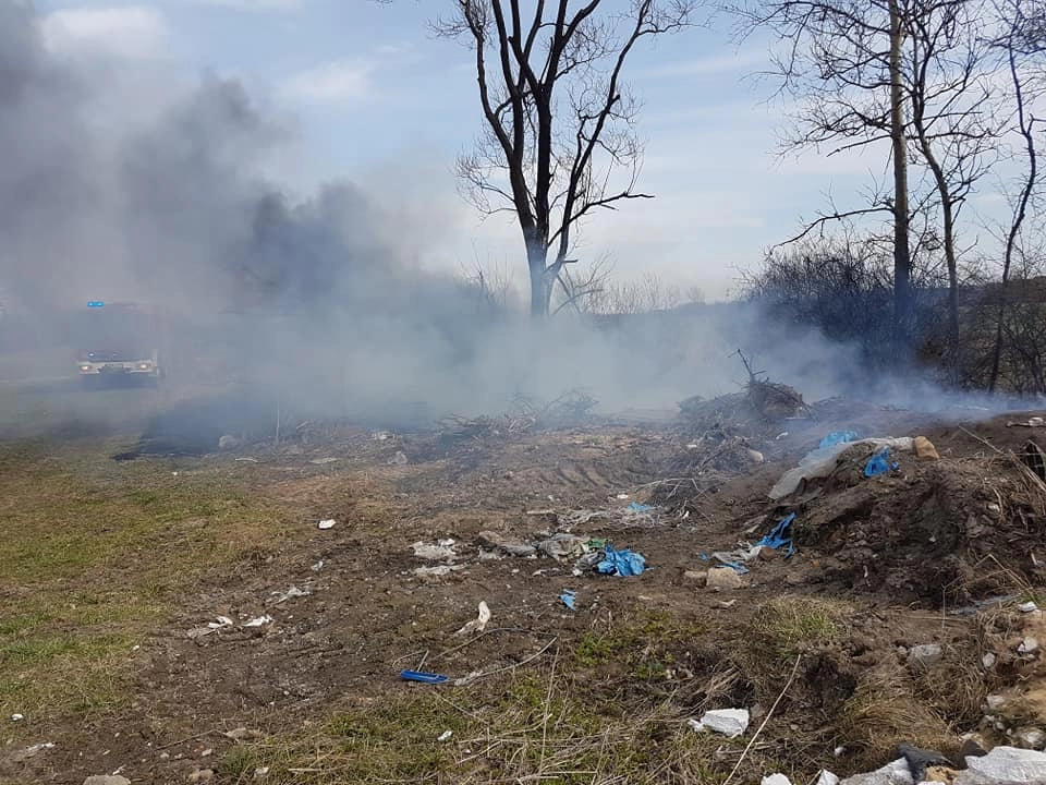 Pożar dzikiego wysypiska śmieci w Hucisku Małokobielskim