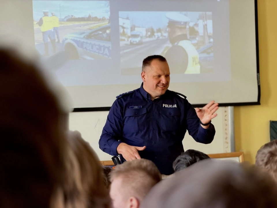 Uczniowie poznali pracę policji i zasady bezpieczeństwa