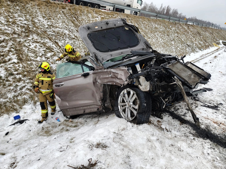 Autostrada A1 w gminie Kamieńsk. Auto dachowało, jedna osoba ranna