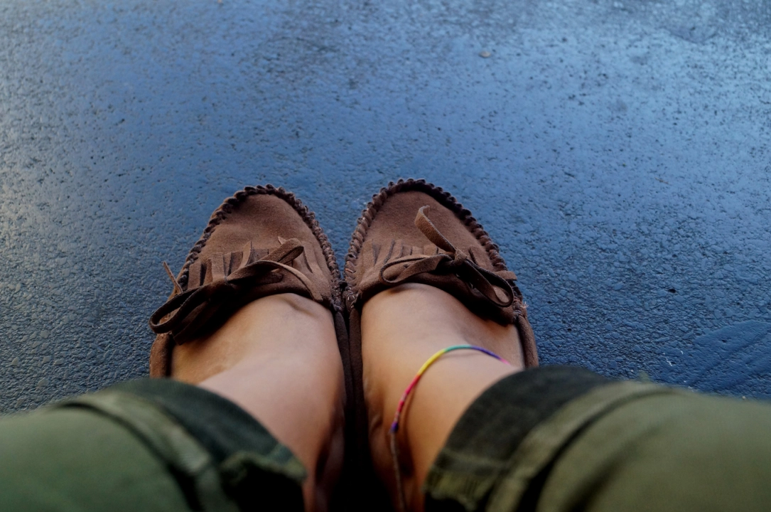 Styl francuski i mokasyny beżowe – przepis na ponadczasową elegancję