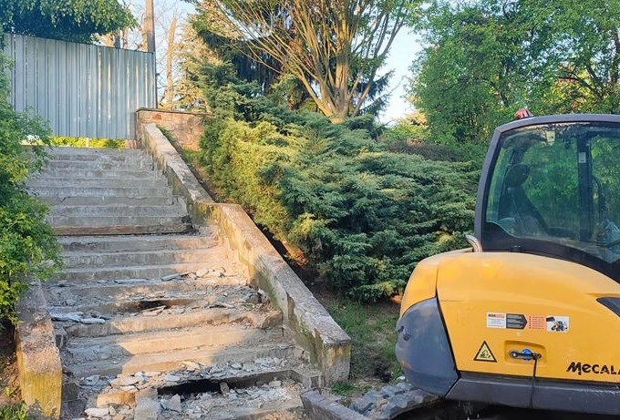 Trwa modernizacja schodów w Parku Solidarności w Radomsku
