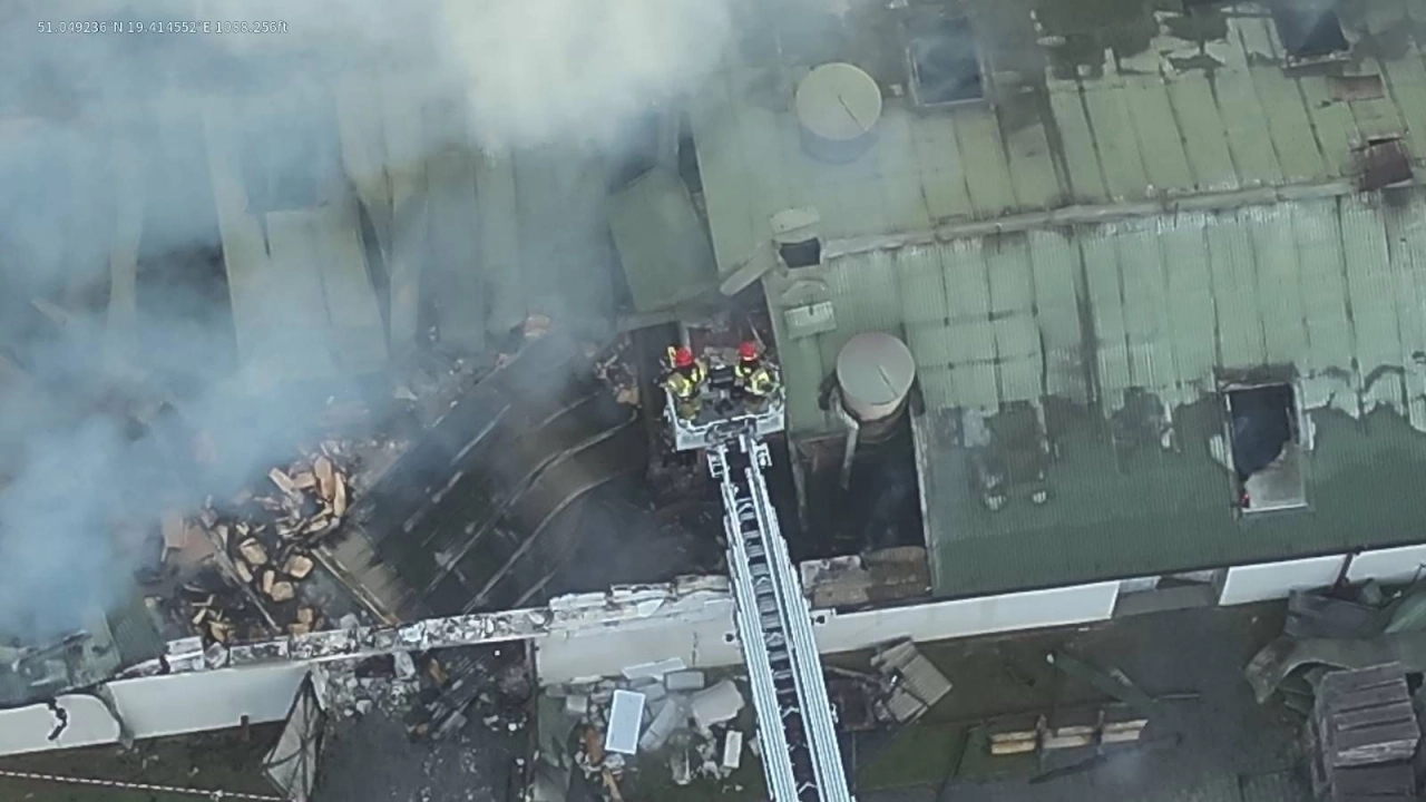 [WIDEO] Potężny pożar w Radomsku. Zakład stolarski w płomieniach