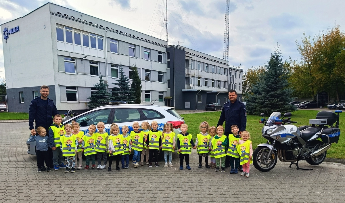 Dzieci z Publicznego Przedszkola numer 2 odwiedziły Komendę Powiatową Policji w Radomsku