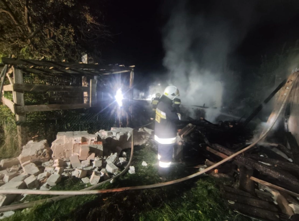 Pożar stodoły przetoczył się przez wiejskie gospodarstwo w Kolonii Myśliwczów
