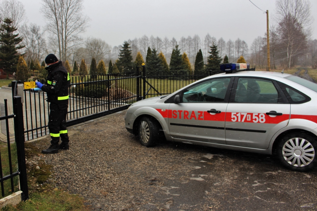 Strażacy z powiatu radomszczańskiego roznoszą ulotki na temat szczepień