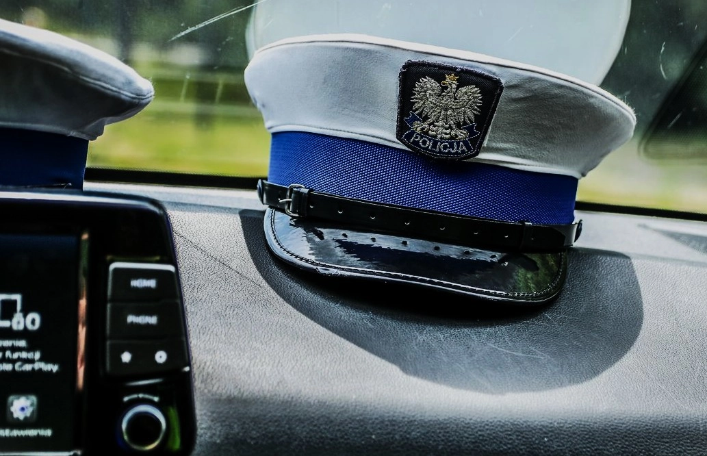 65-latka poczuła się słabo w samochodzie. Policjanci udzielili pomocy