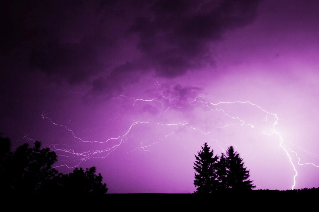 Synoptycy ostrzegają przed burzami, silnym wiatrem oraz gradem