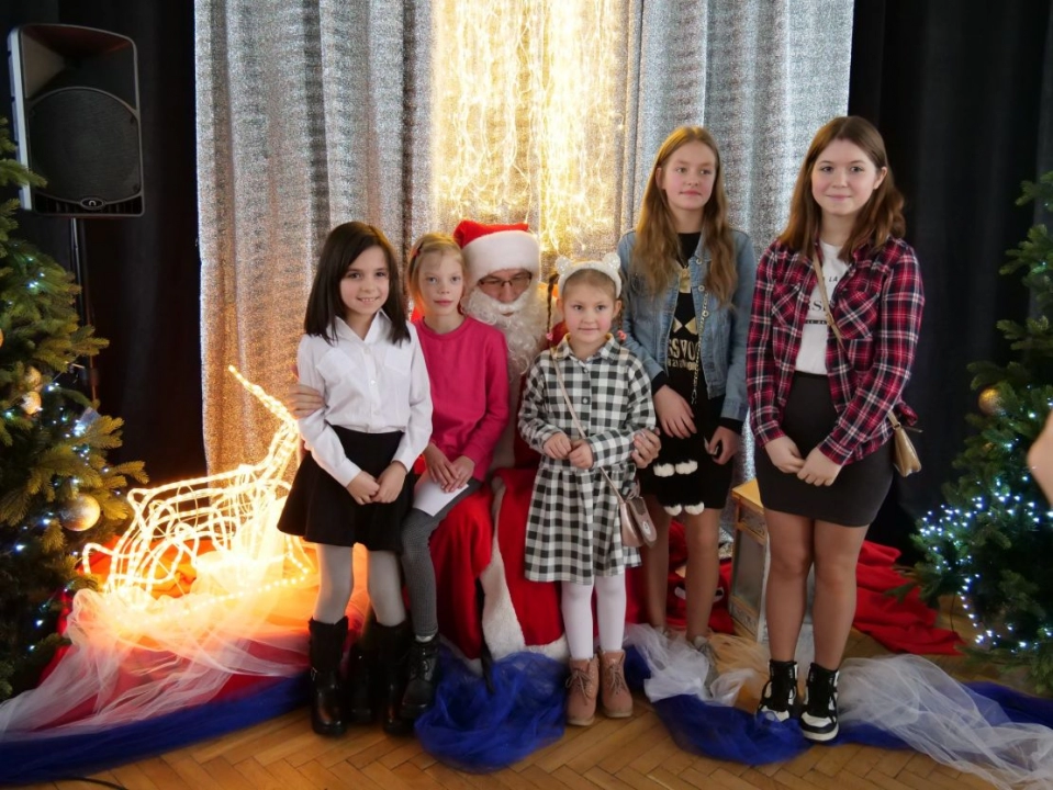 Święty Mikołaj przyszedł do dzieci z placówek wsparcia dziennego