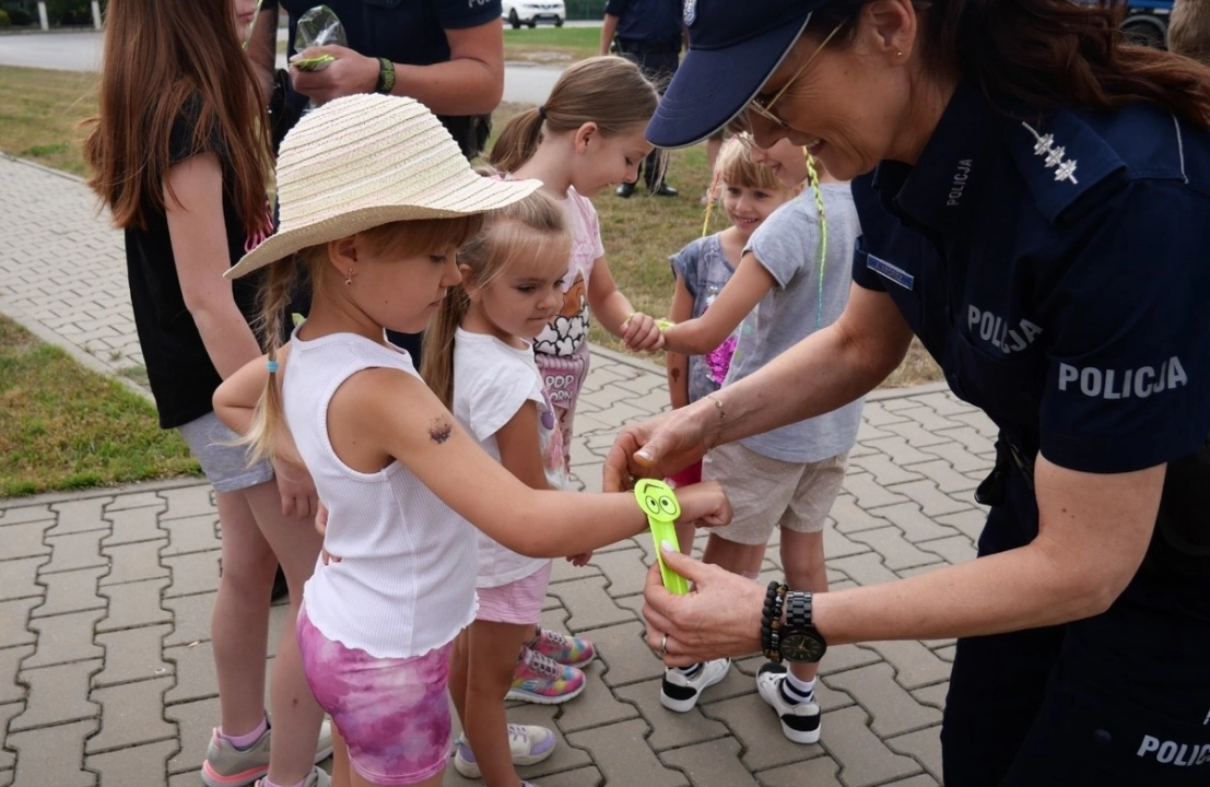 Policjanci pokazali, jak radzić sobie z nieznajomymi i zagrożeniami na drodze