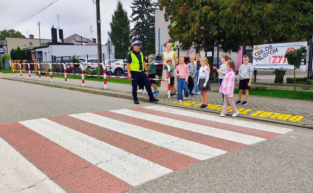Przejście przez ulicę pod okiem policjantów. Zajęcia w PSP nr 3 w Radomsku