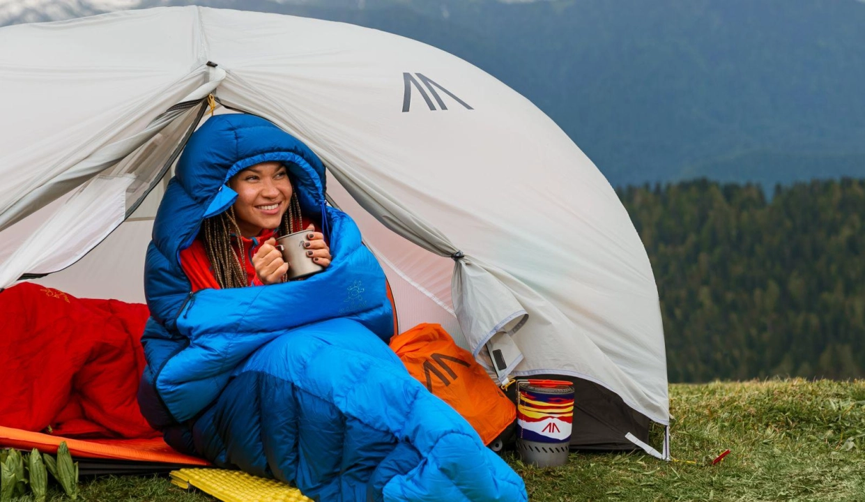Komfortowy wypoczynek na świeżym powietrzu: który śpiwór jest lepszy – trekking czy kemping?