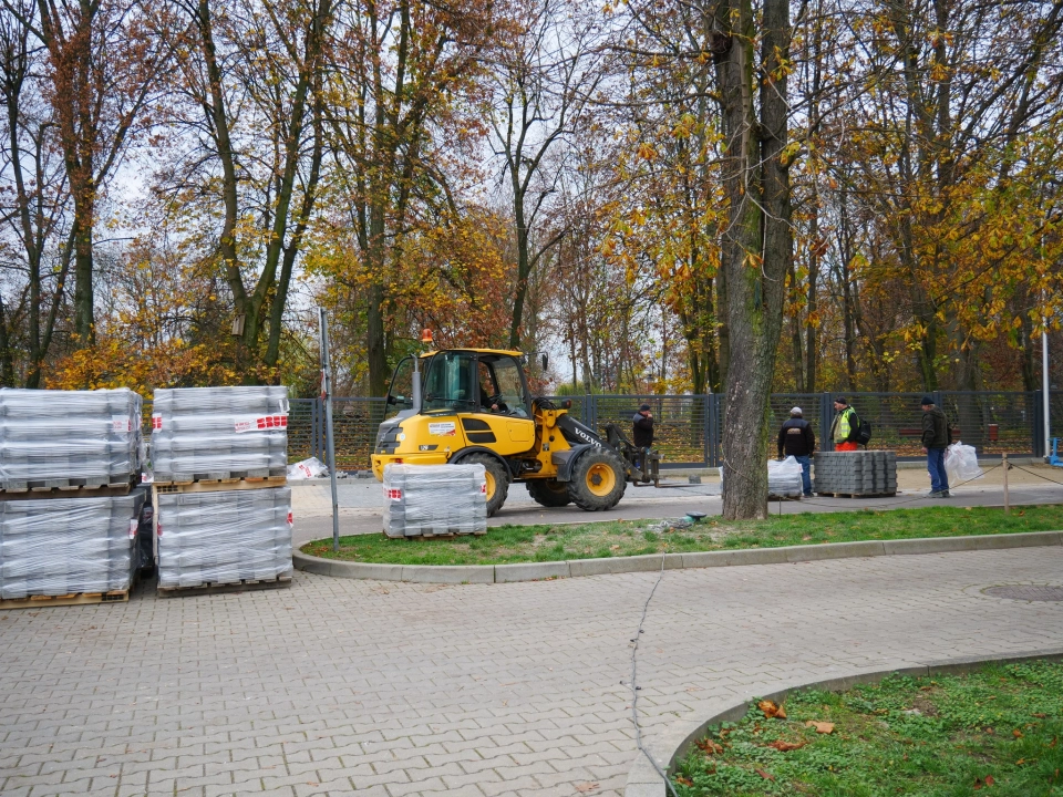 Trwa remont parkingu pomiędzy MDK, a parkiem Świętojańskim w Radomsku