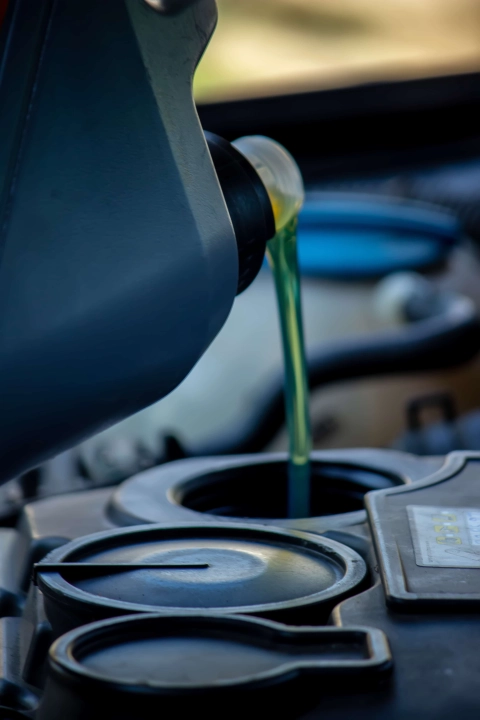 Olej do silnika dwusuwowego – jakiego oleju używać i jak często go wymieniać?