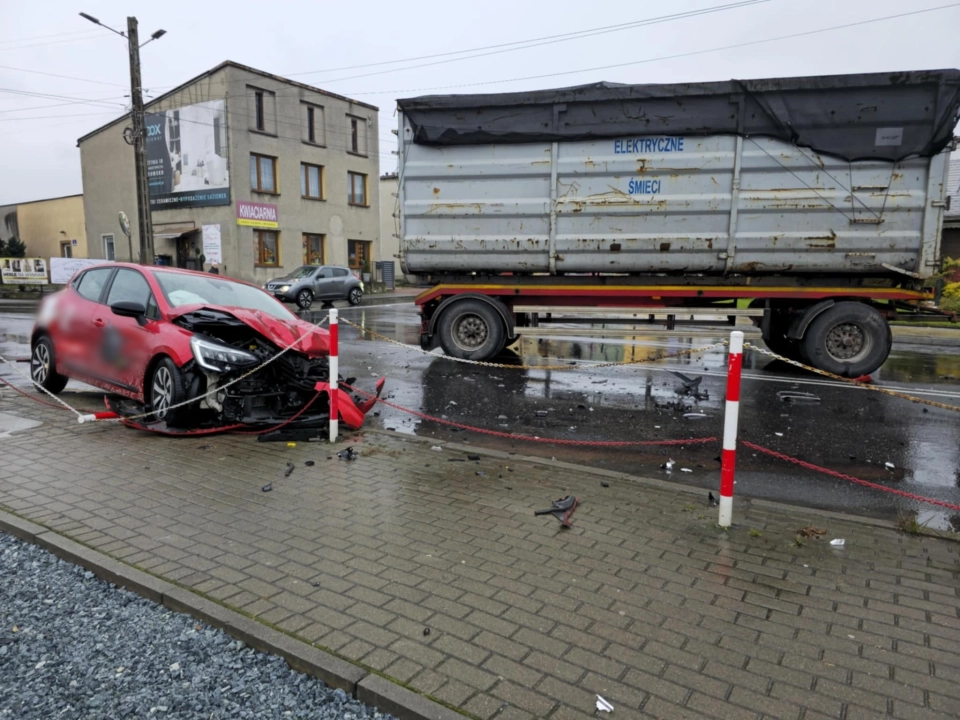 Wypadek w centrum Kamieńska. 25-latek został przewieziony do szpitala